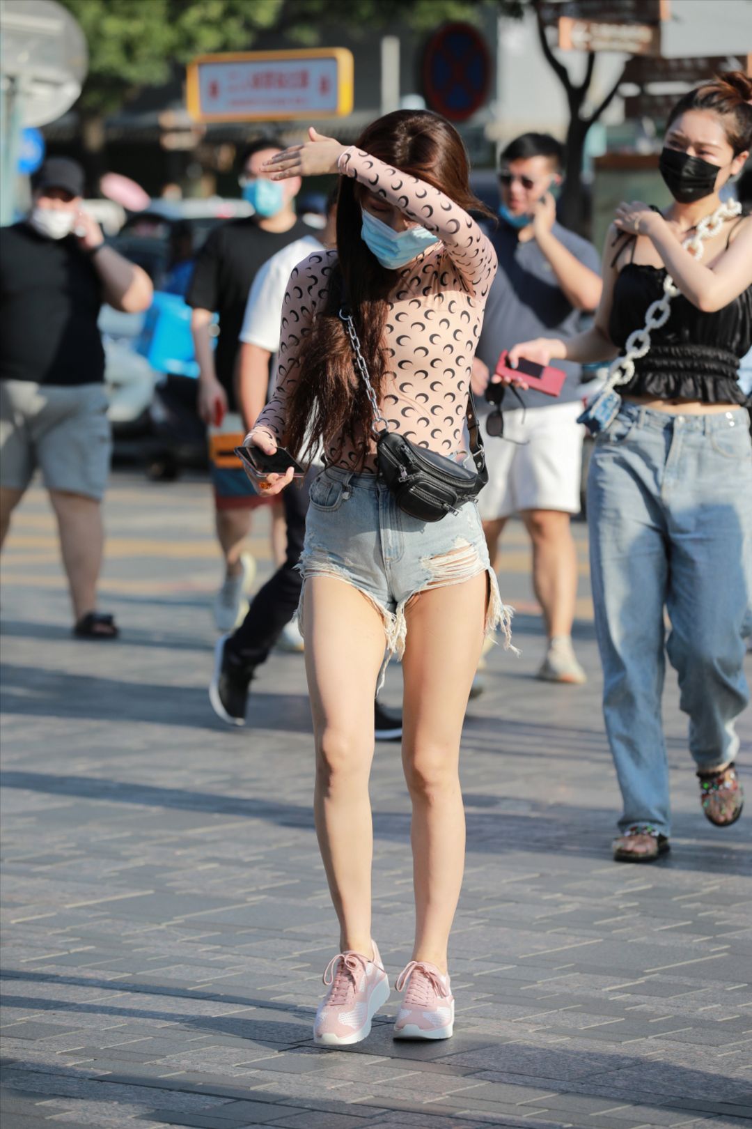 超性感蓝色牛仔热裤美女-图满多