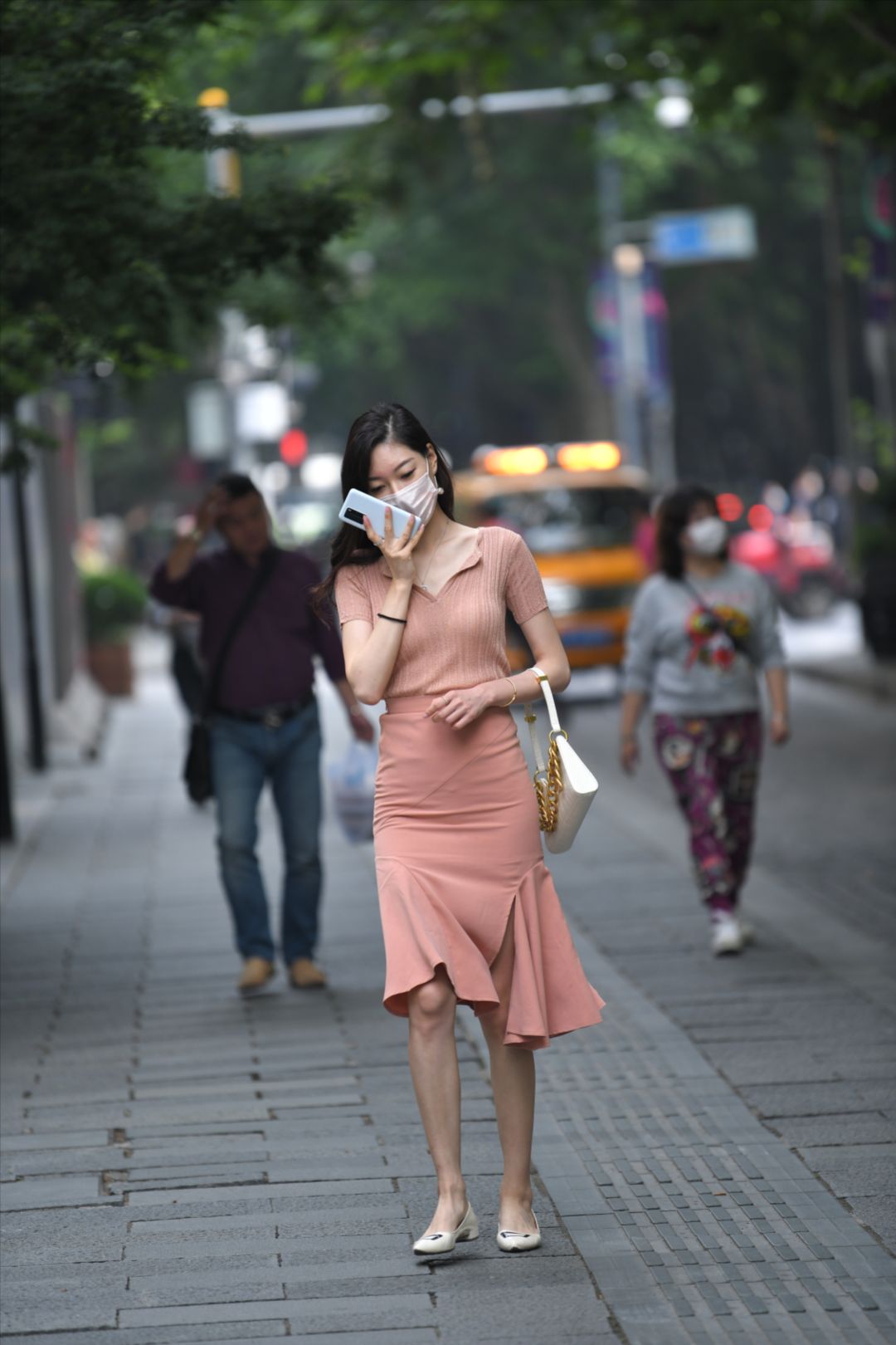 粉色连衣裙小姐-图满多