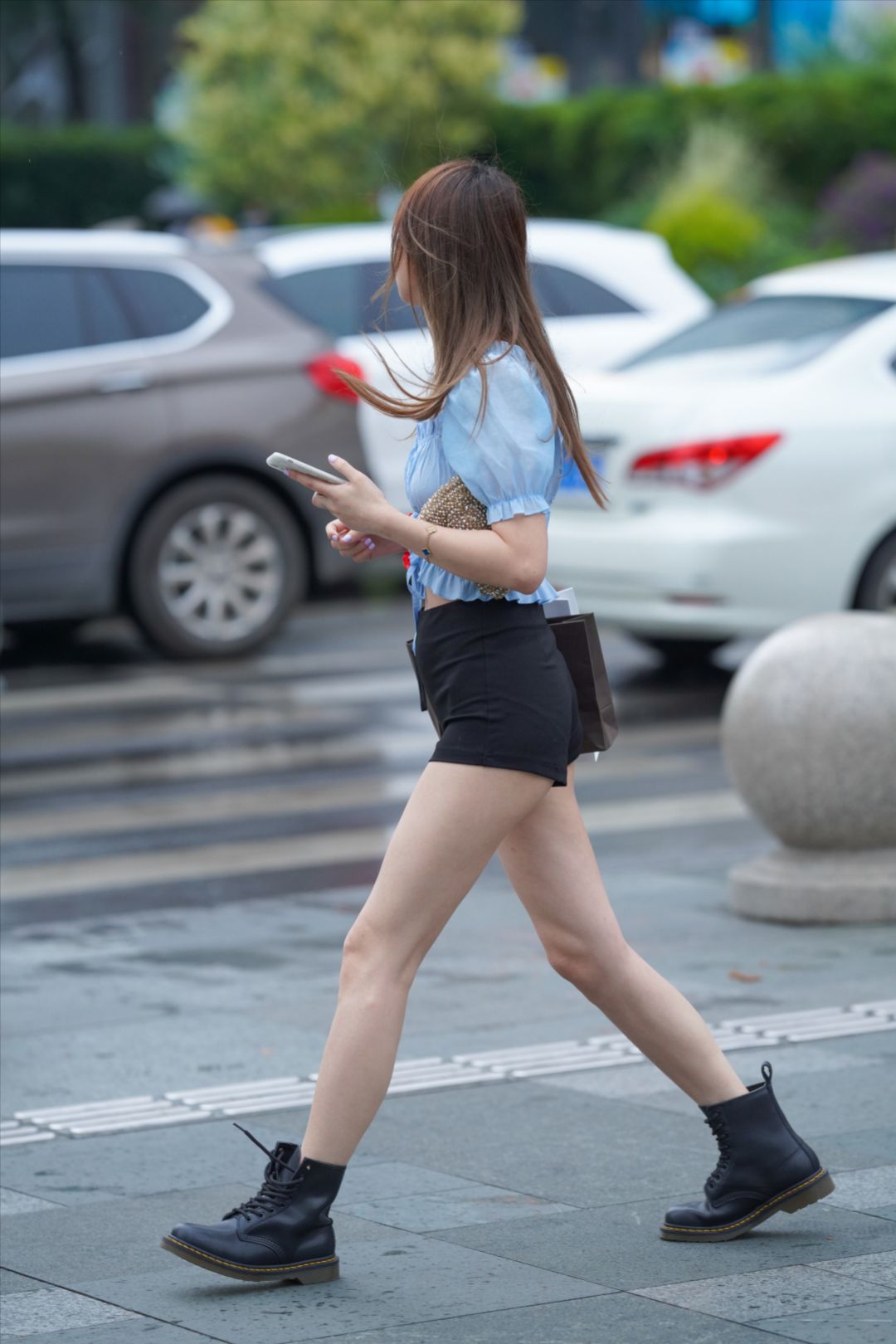 图片[3]-细雨中的黑色热裤美女-图满多