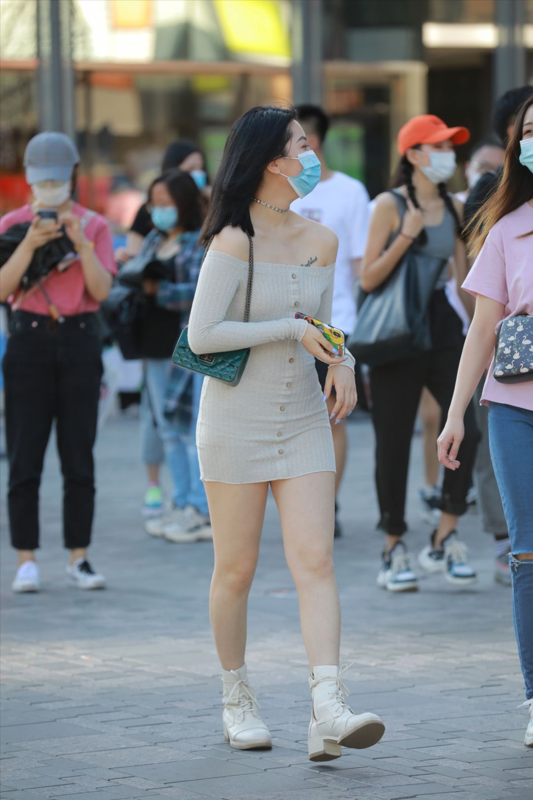 一字肩包臀裙美眉-图满多