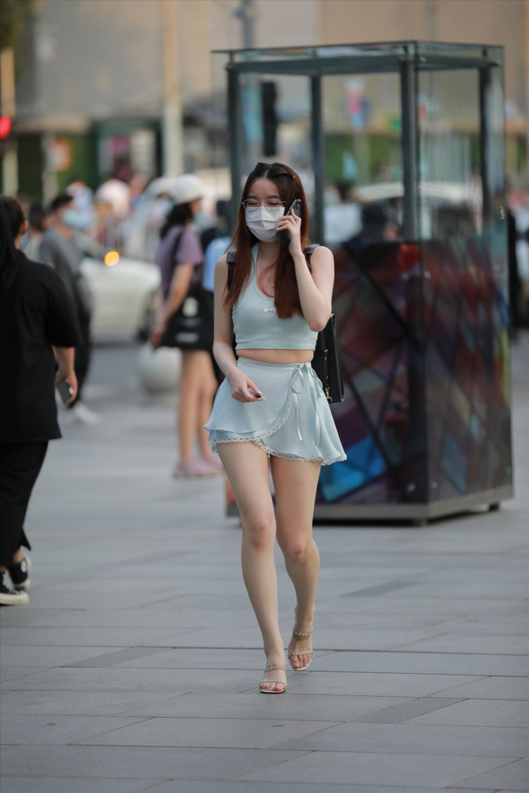 蓝裙白嫩女孩-图满多