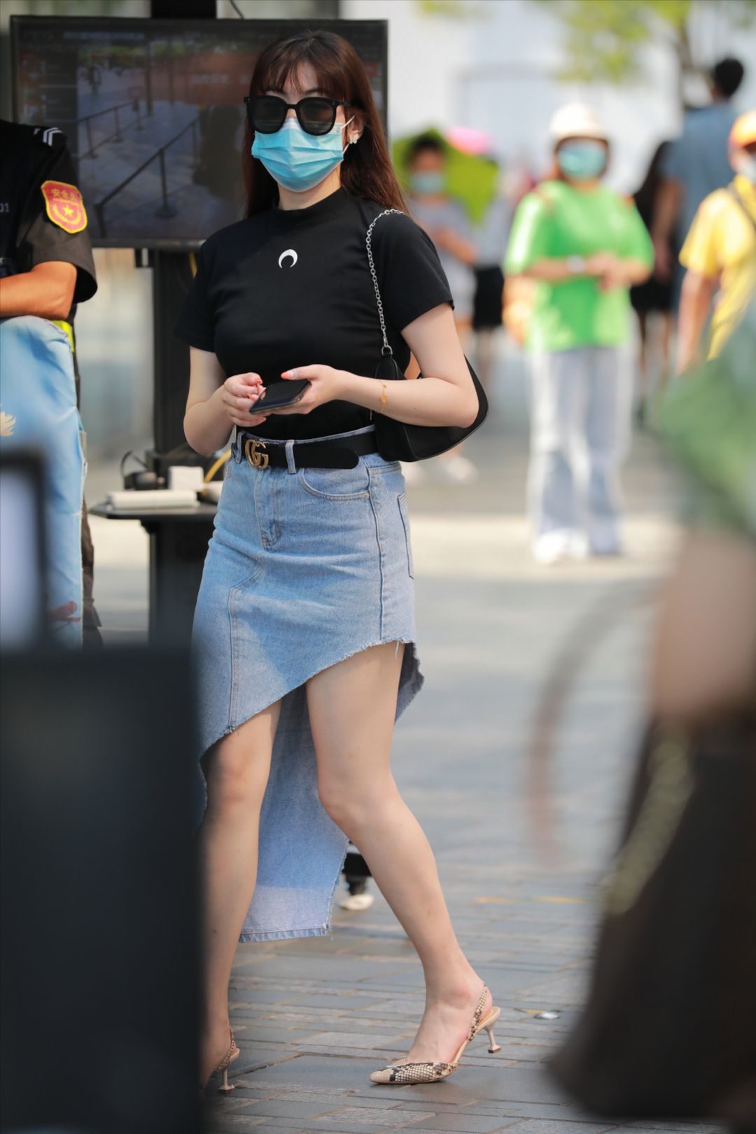 图片[3]-蓝牛仔裙高跟美女-图满多