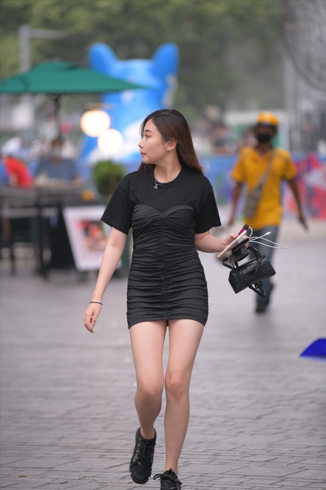 黑色包臀裙美眉-图满多