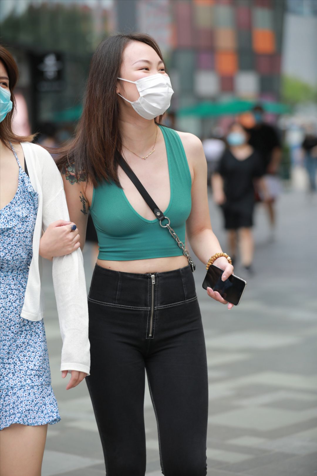 紧身牛仔裤美女-图满多