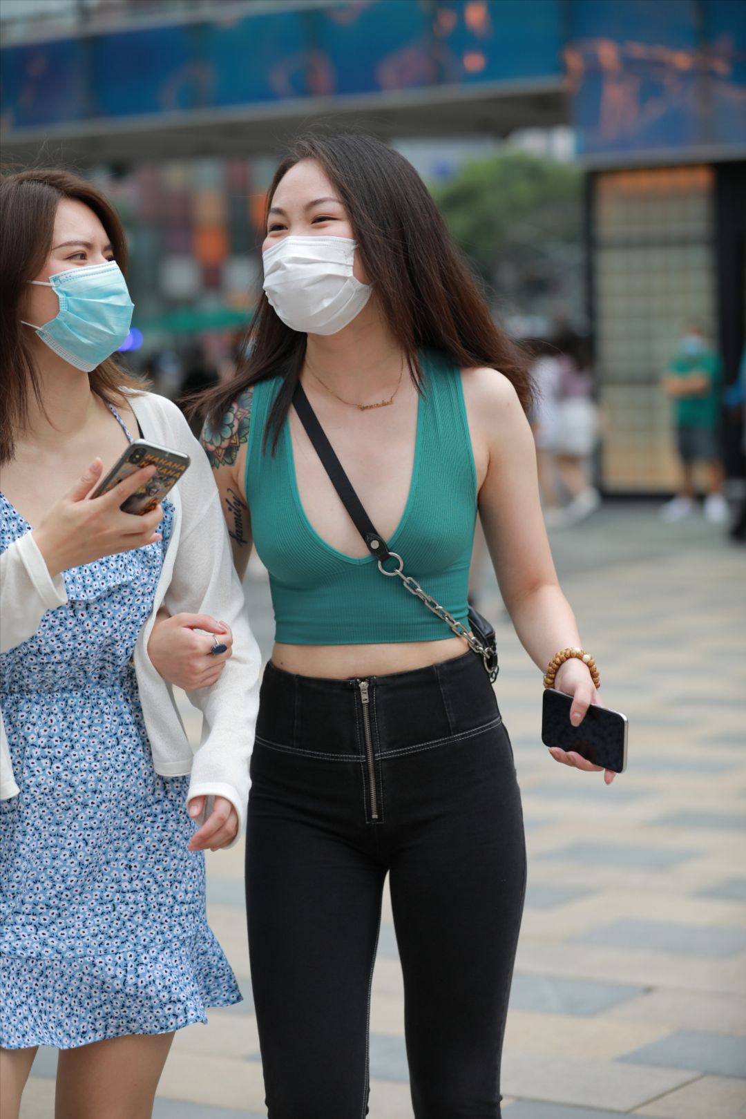 图片[3]-紧身牛仔裤美女-图满多