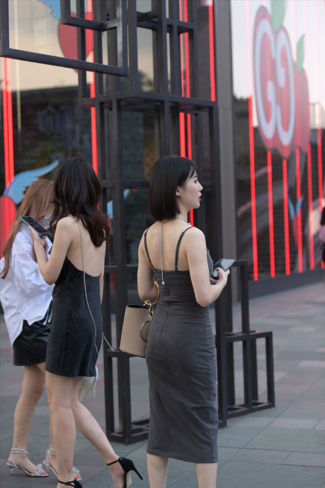 图片[5]-性感包臀裙两闺蜜-图满多