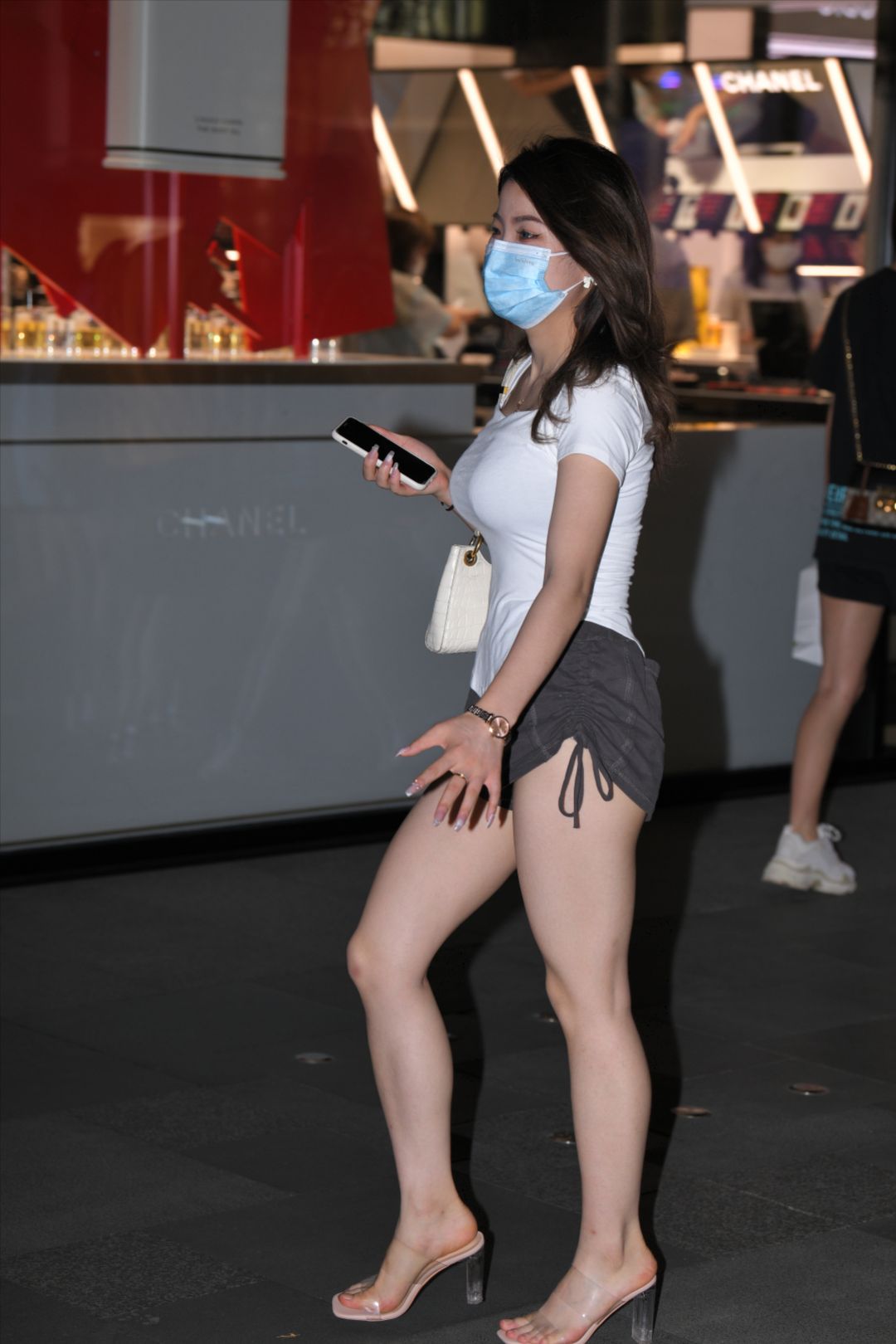 图片[5]-短裤丰满美女-图满多