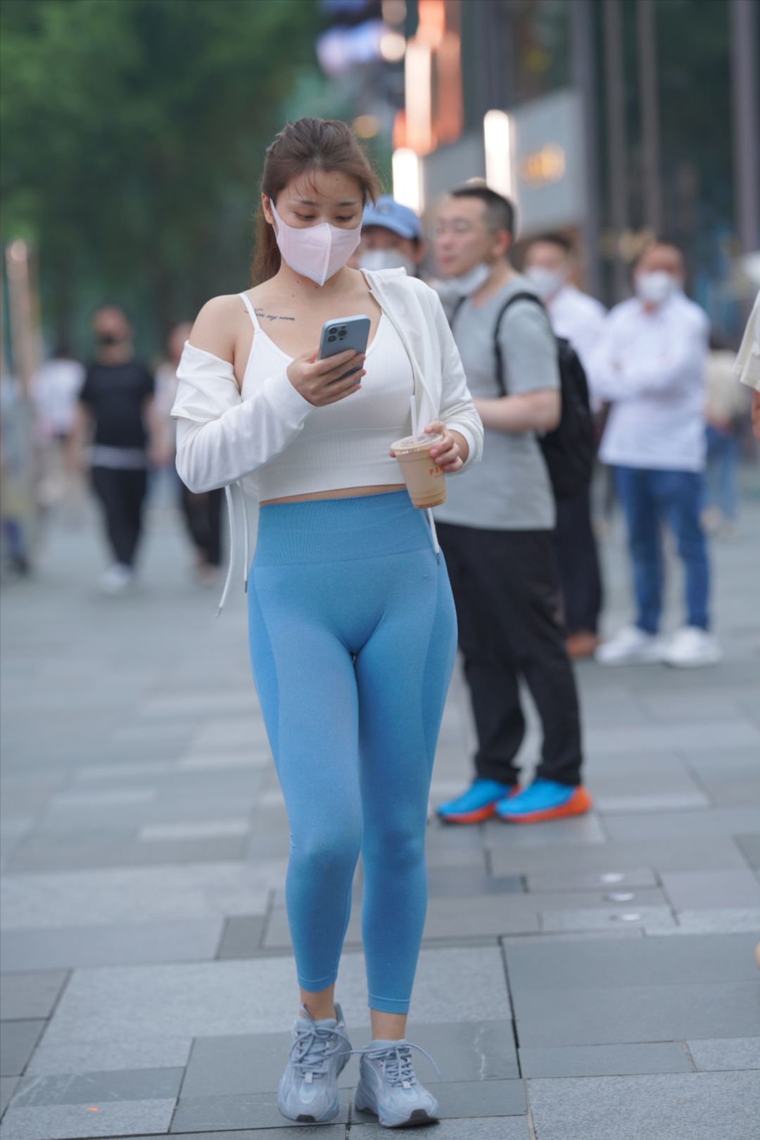 图片[2]-蓝色瑜伽裤美女-图满多