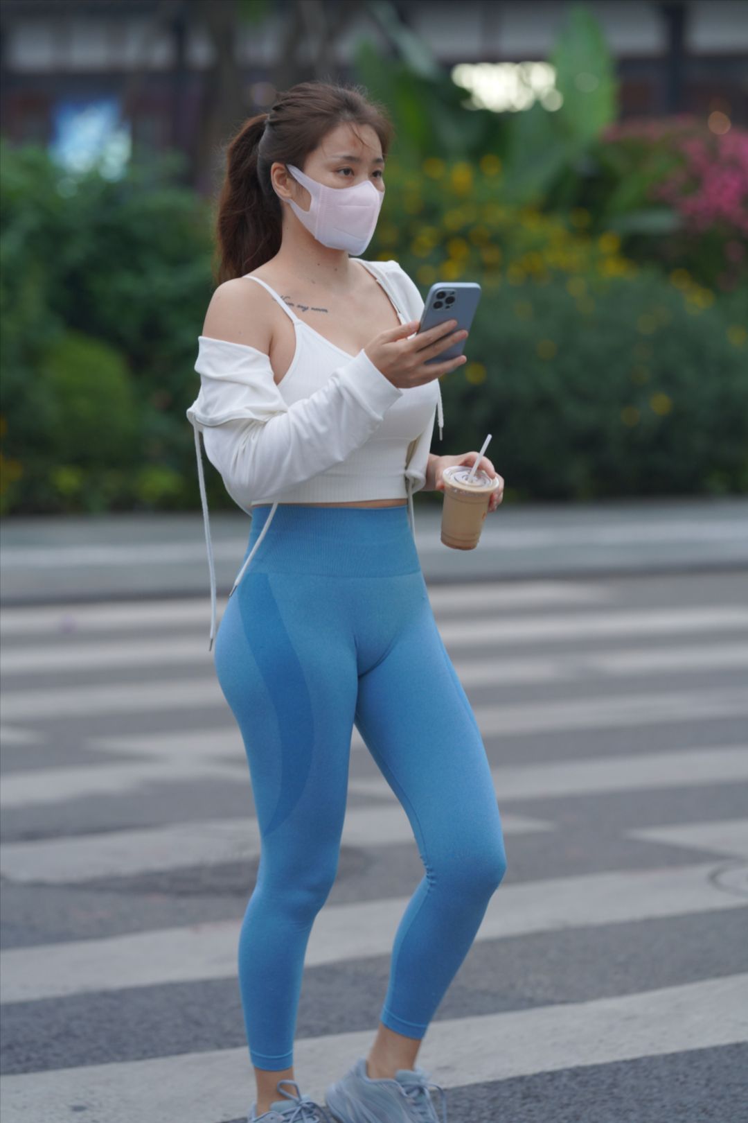 图片[3]-蓝色瑜伽裤美女-图满多