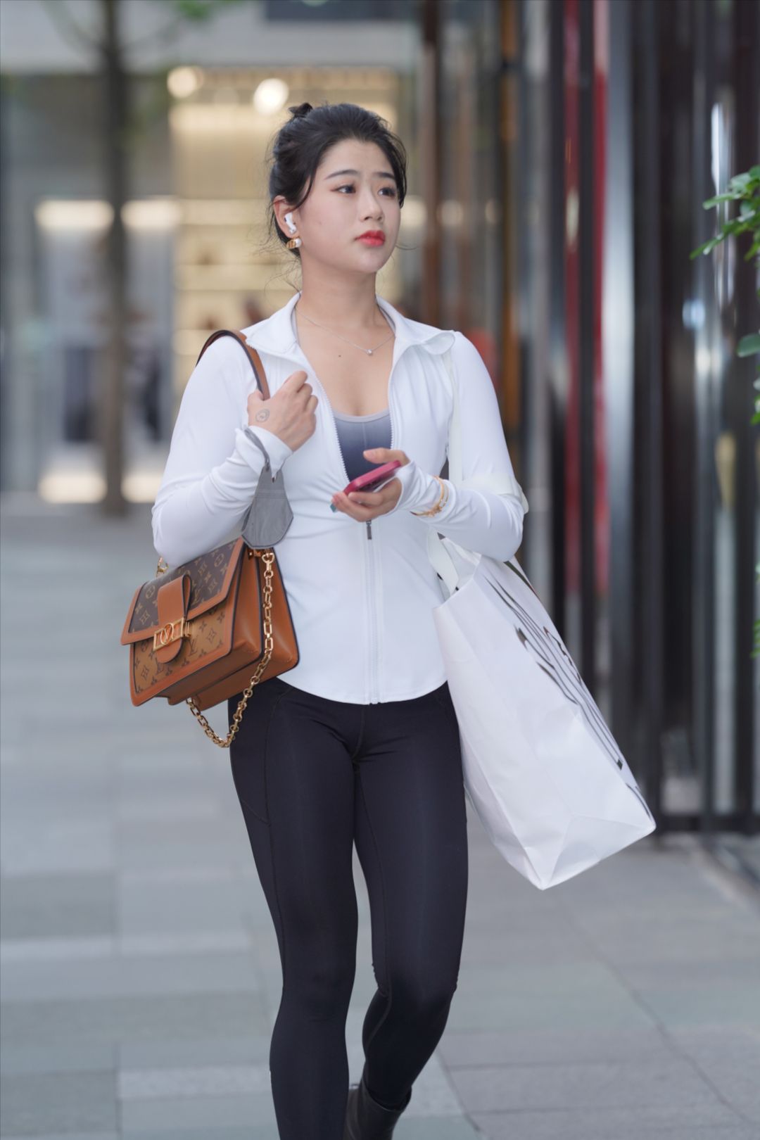 黑色紧身裤少妇-图满多