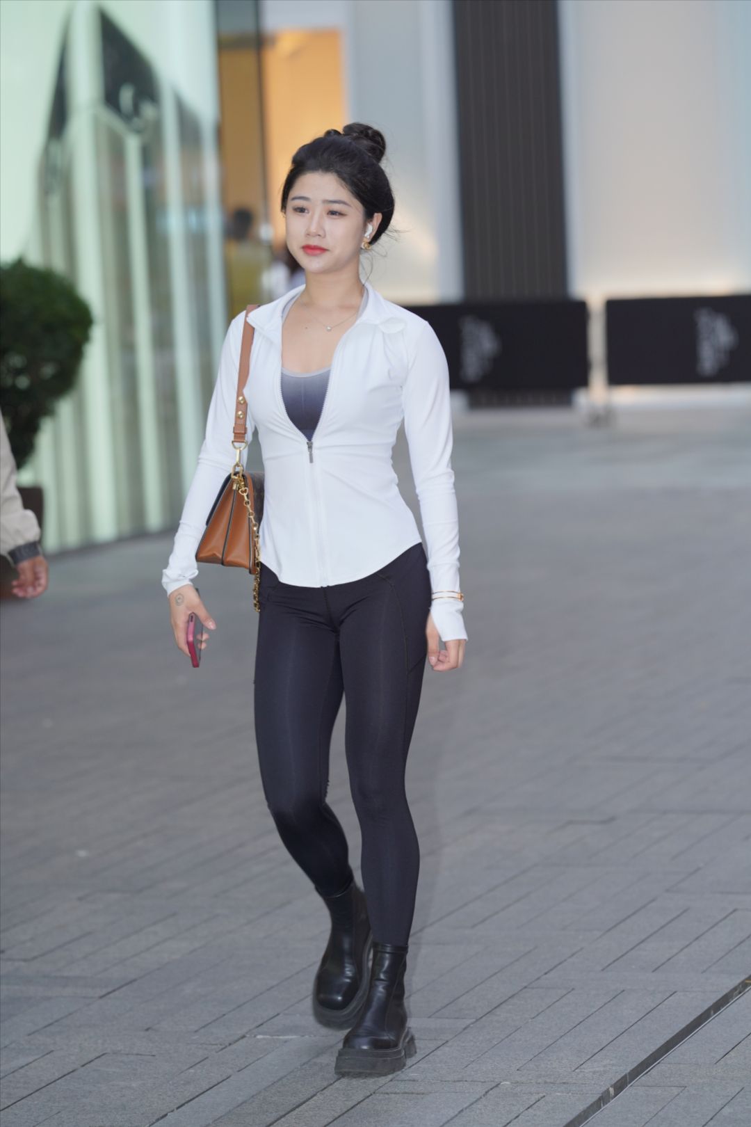 图片[3]-黑色紧身裤少妇-图满多