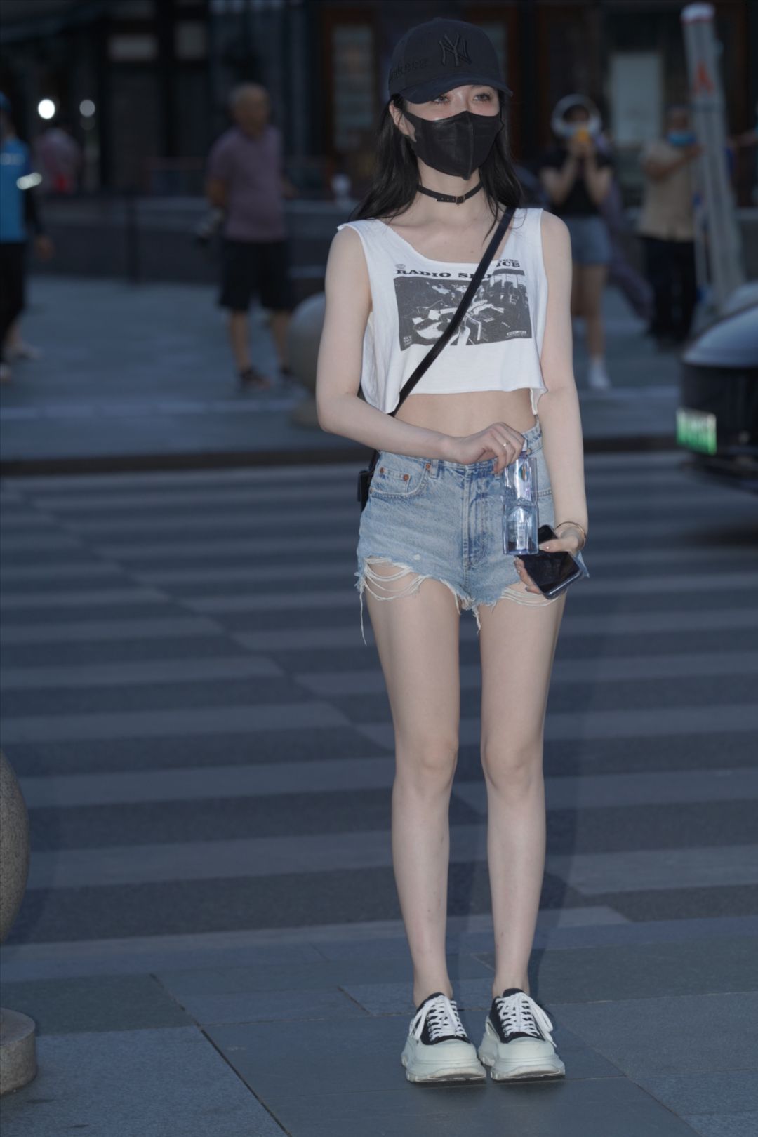 热裤长腿小姐姐 露脐装大白腿-图满多