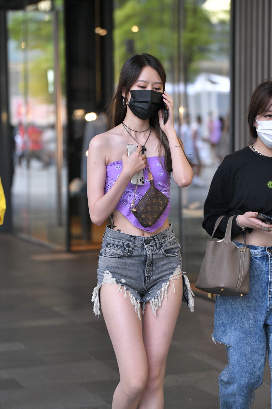 图片[2]-高挑时尚妹子雪白大长腿引人遐想