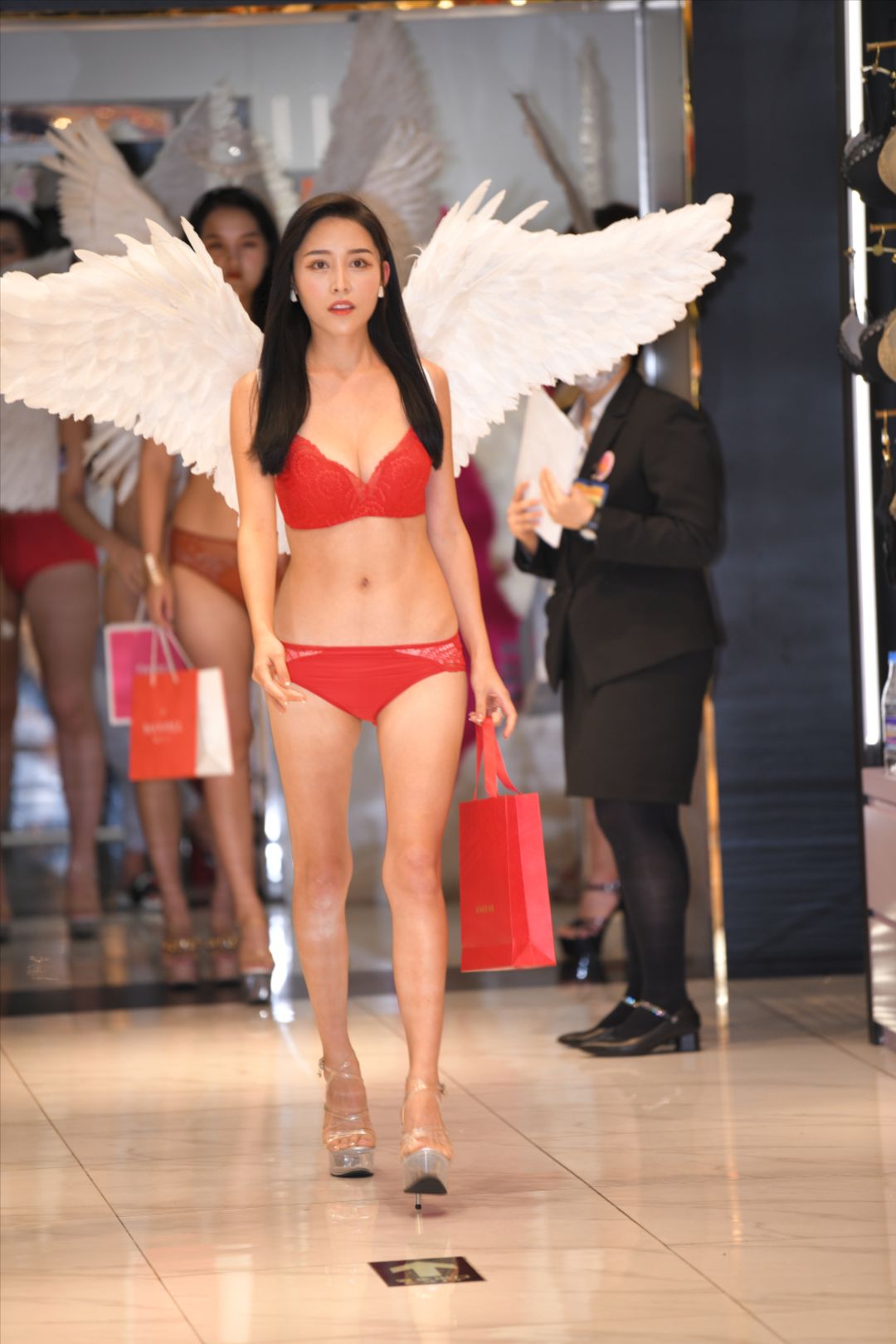 图片[5]-广百之夜内衣秀 红色内衣-图满多