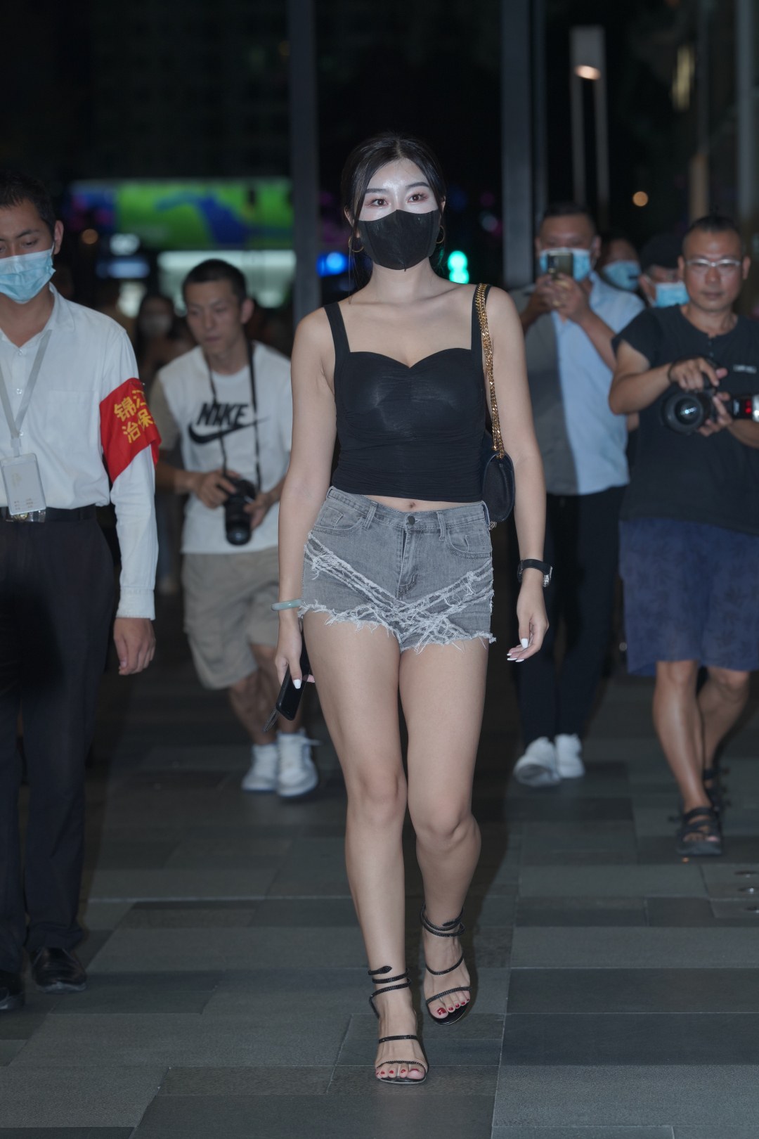 图片[5]-牛仔热裤白皙大长腿漂亮小姐姐