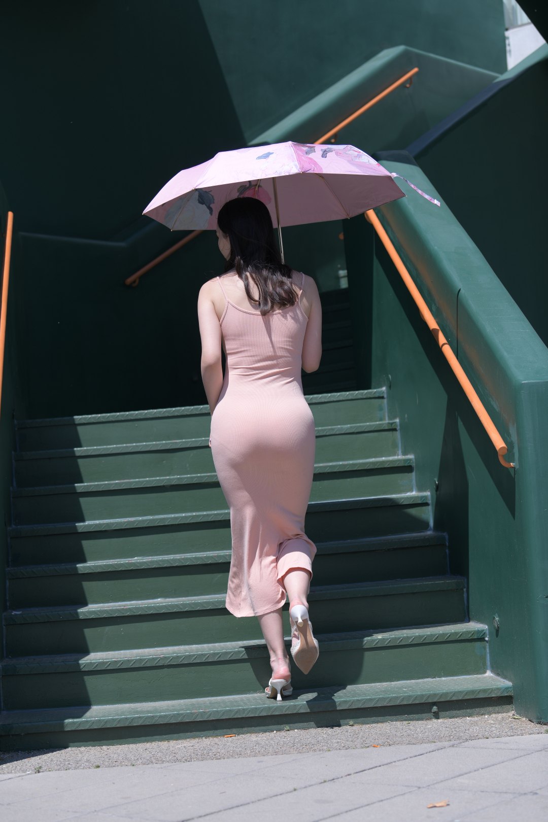 图片[2]-高挑时尚包臀裙大长腿美女