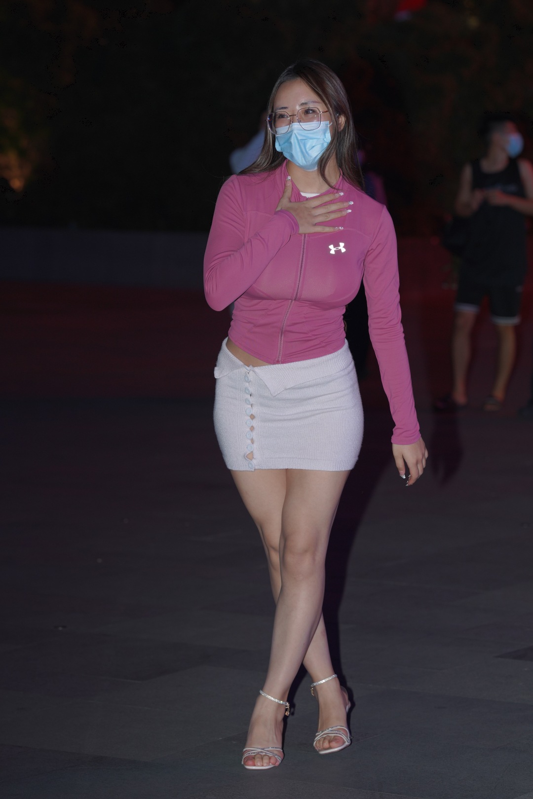 图片[5]-时尚短裙饱满眼镜美女