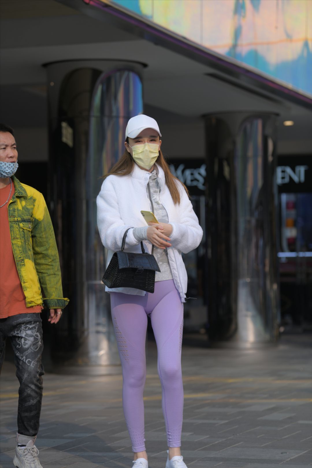 图片[2]-紧身裤美女街拍-图满多