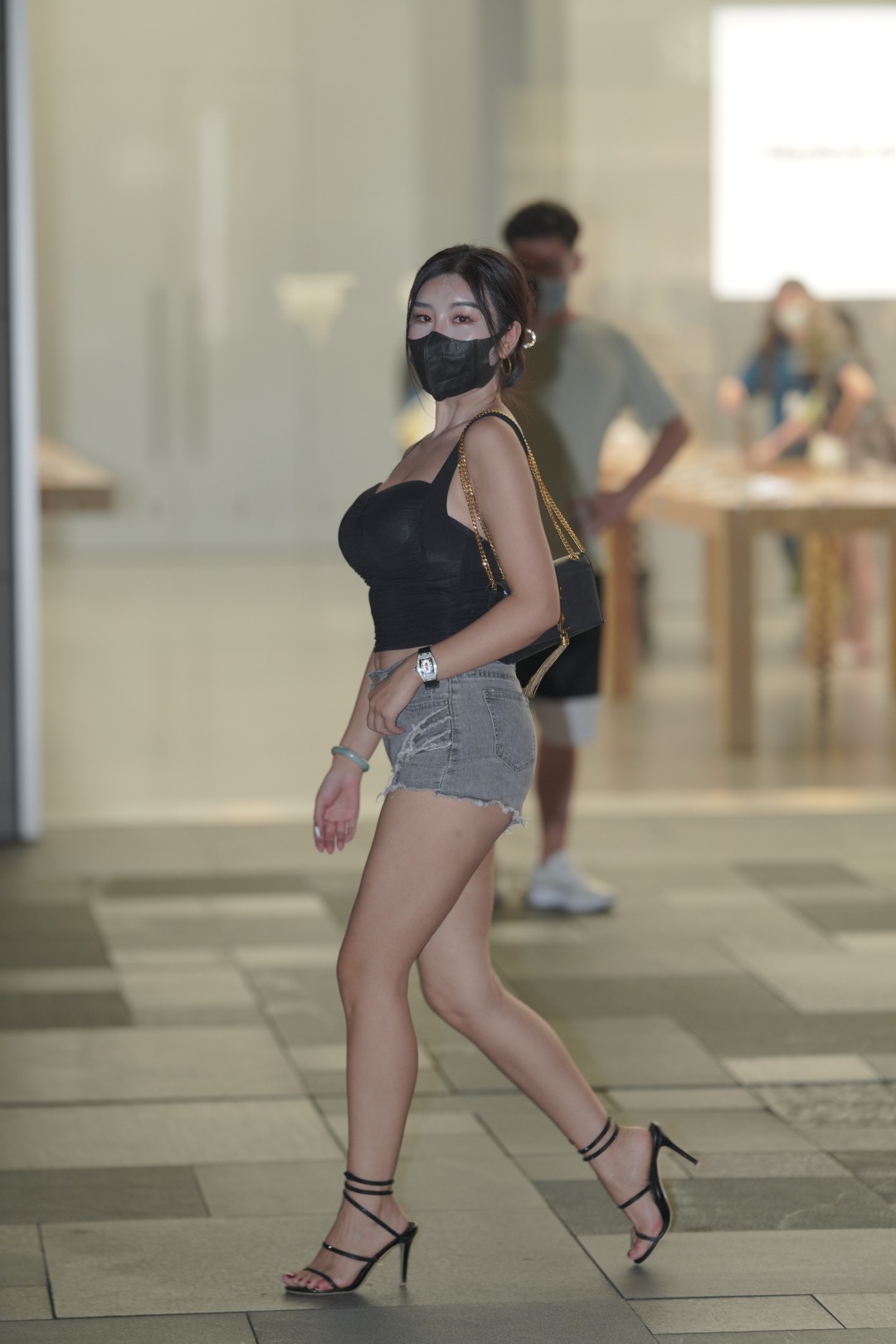 图片[8]-牛仔热裤白皙大长腿漂亮小姐姐