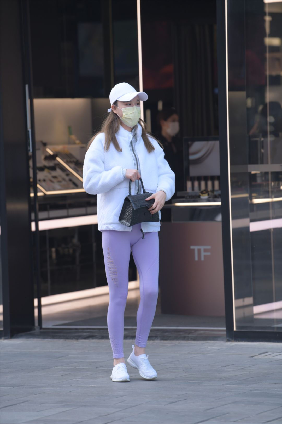 图片[4]-紧身裤美女街拍-图满多