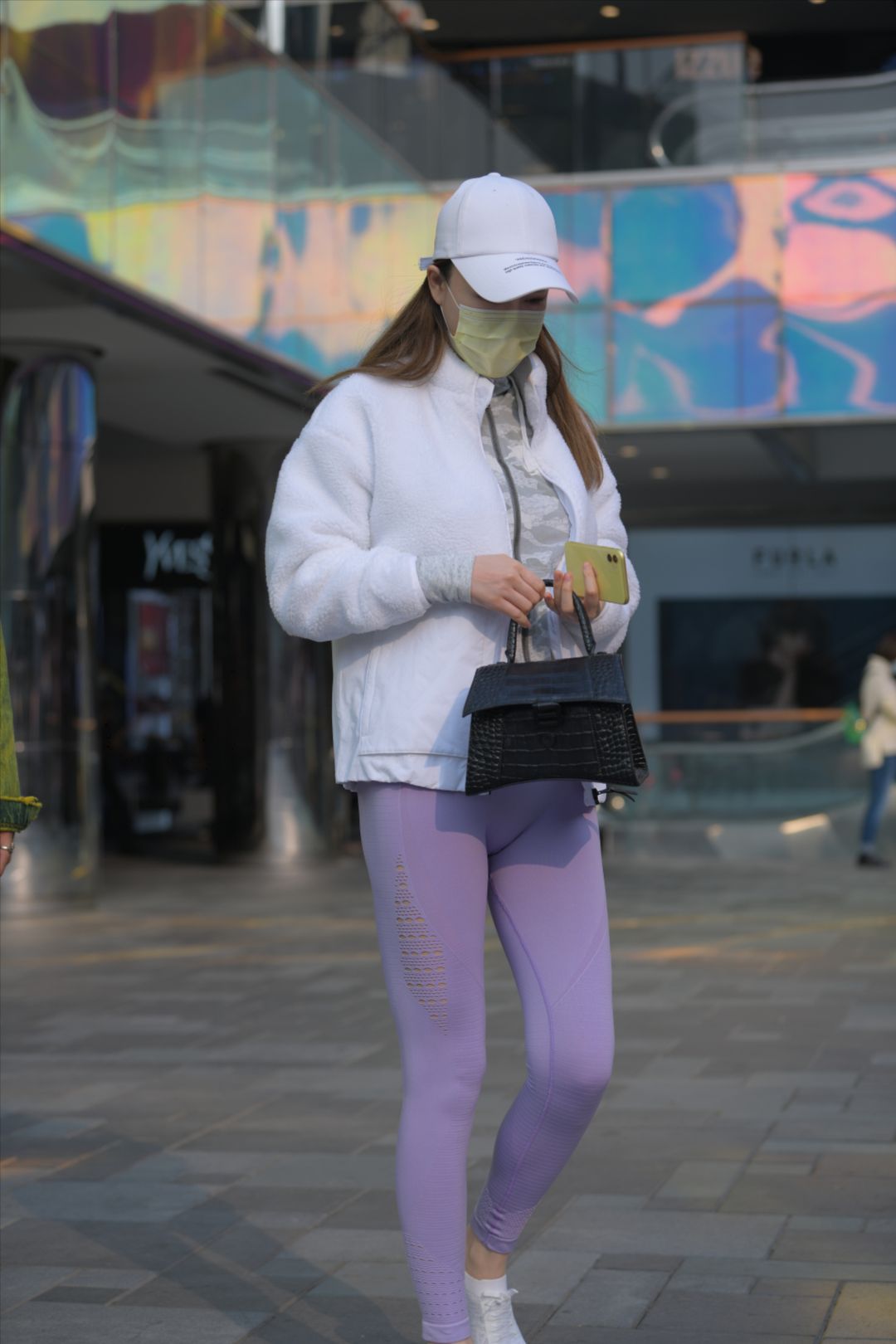 图片[3]-紧身裤美女街拍-图满多