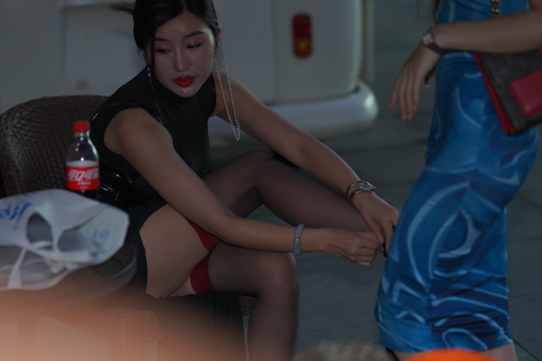 图片[3]-丰腴浑圆长裙女郎