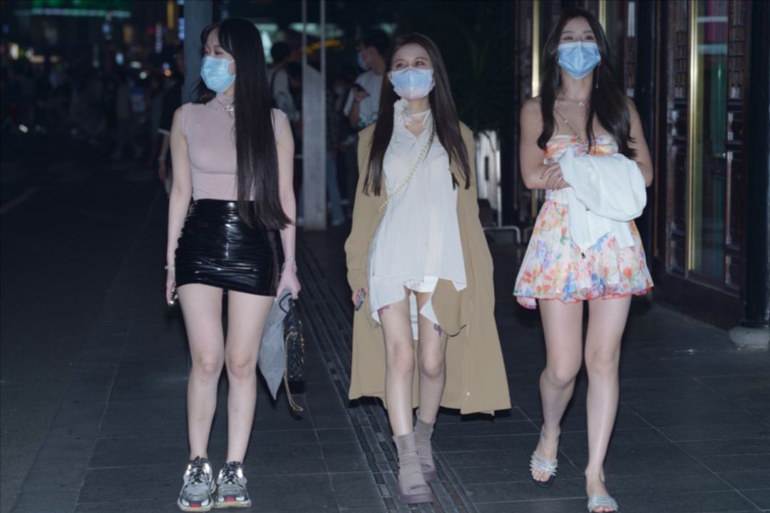 图片[5]-皮革短裙大白腿小姐姐