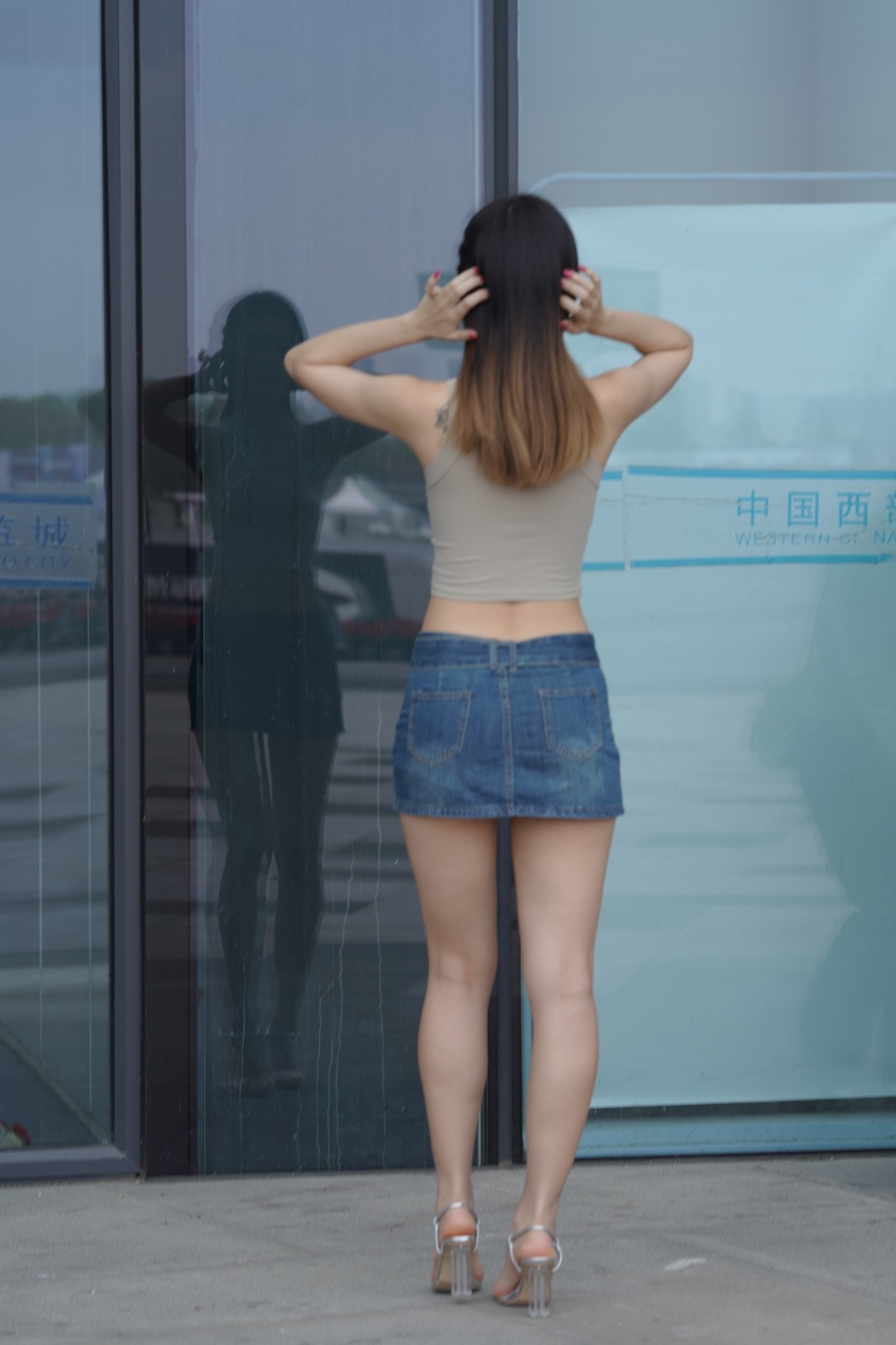 图片[3]-超短牛仔裙少妇