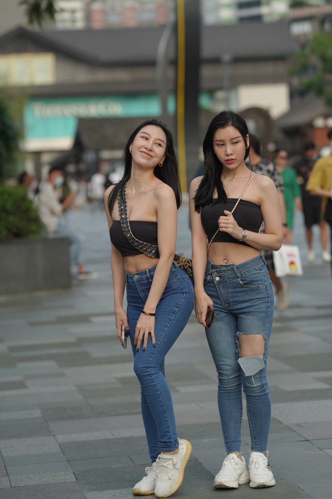 图片[4]-紧身牛仔裤姐妹花