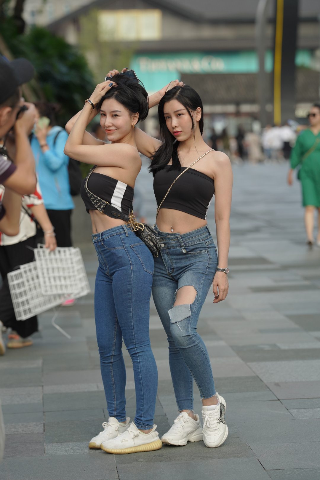 图片[3]-紧身牛仔裤姐妹花