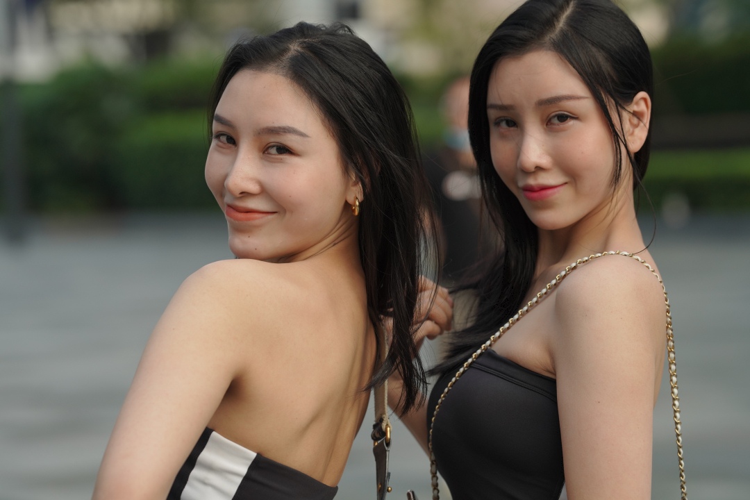 图片[8]-紧身牛仔裤姐妹花