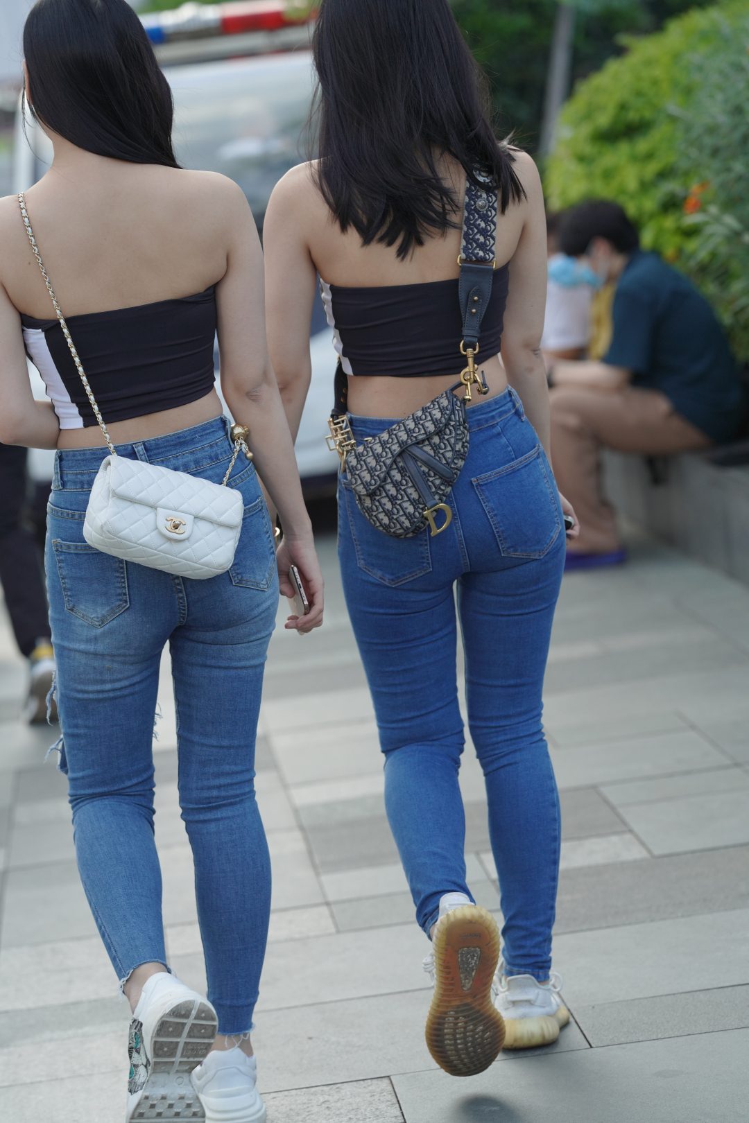 图片[6]-紧身牛仔裤姐妹花