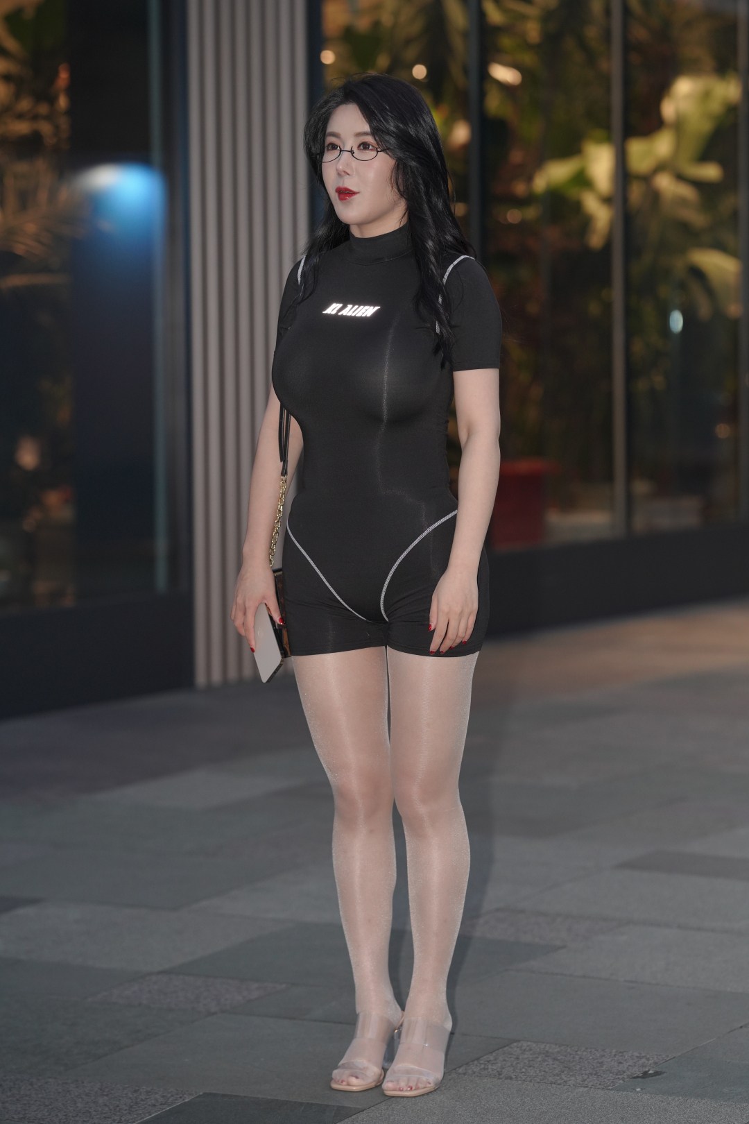 图片[4]-紧身短裤丰腴美女