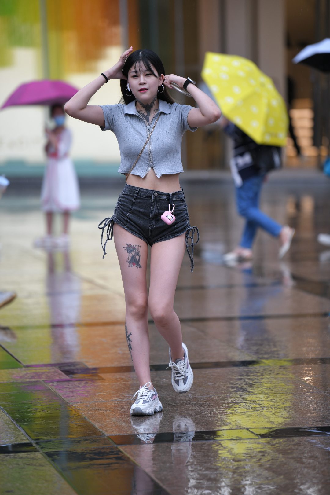 雨中牛仔热裤妹子-图满多