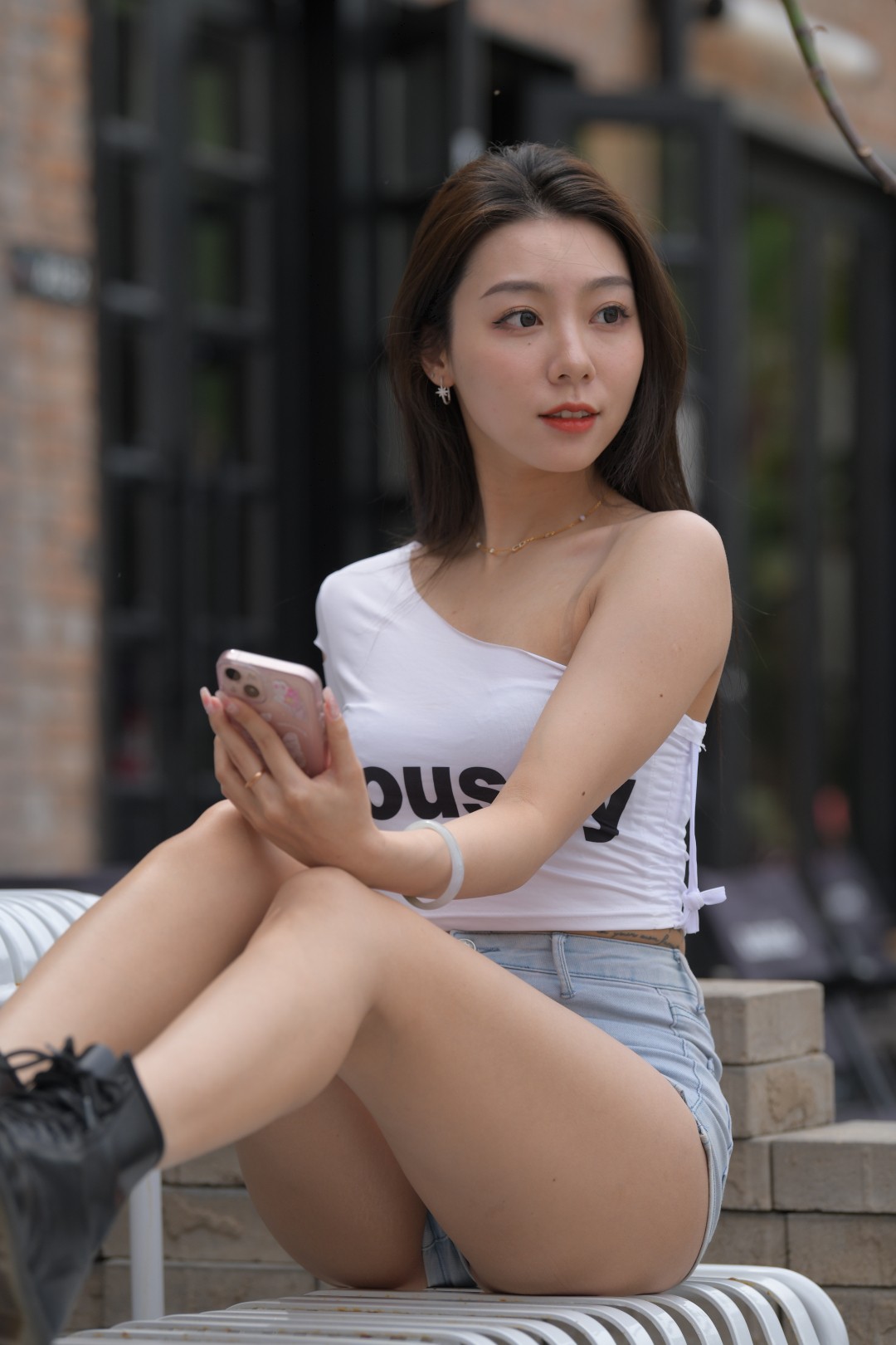 图片[2]-高挑时尚牛仔热裤性感大长腿妹子