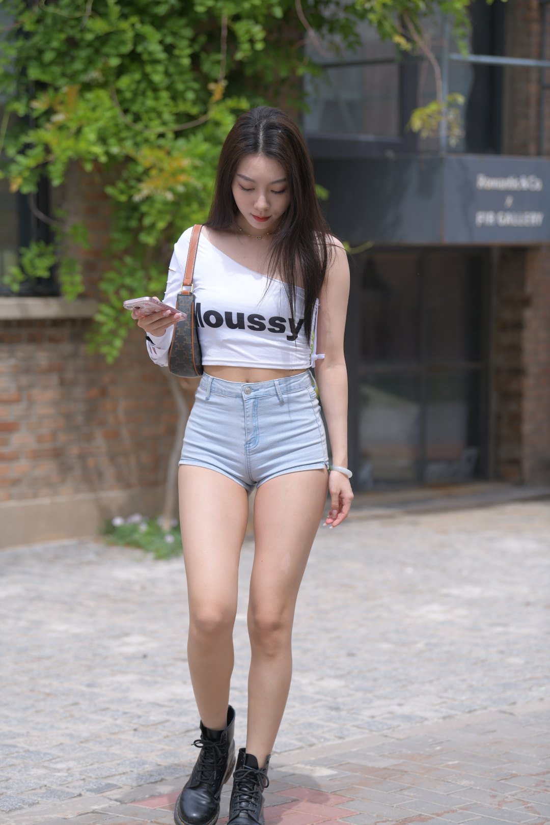 图片[5]-高挑时尚牛仔热裤性感大长腿妹子