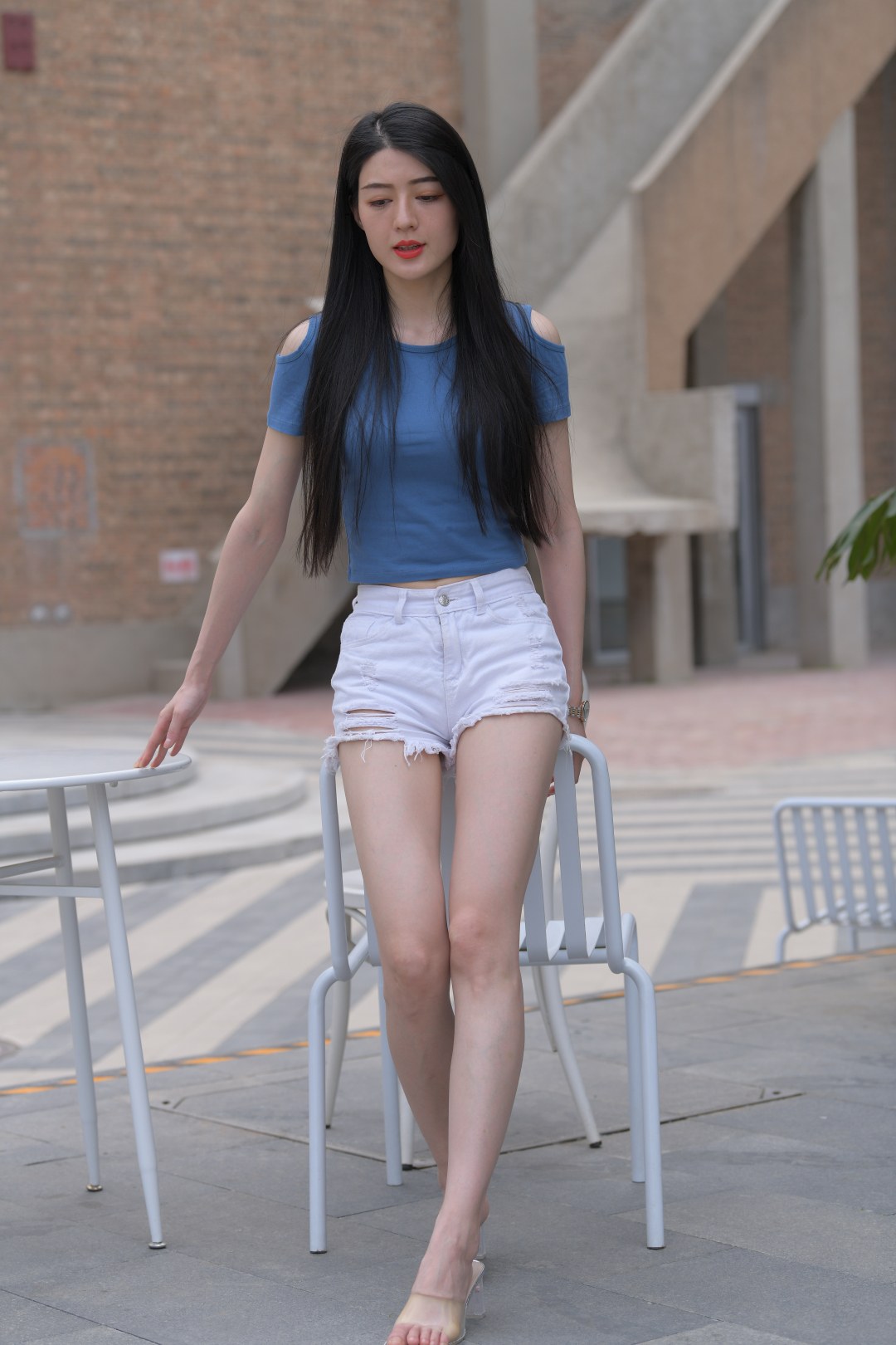 白色热裤美女-图满多