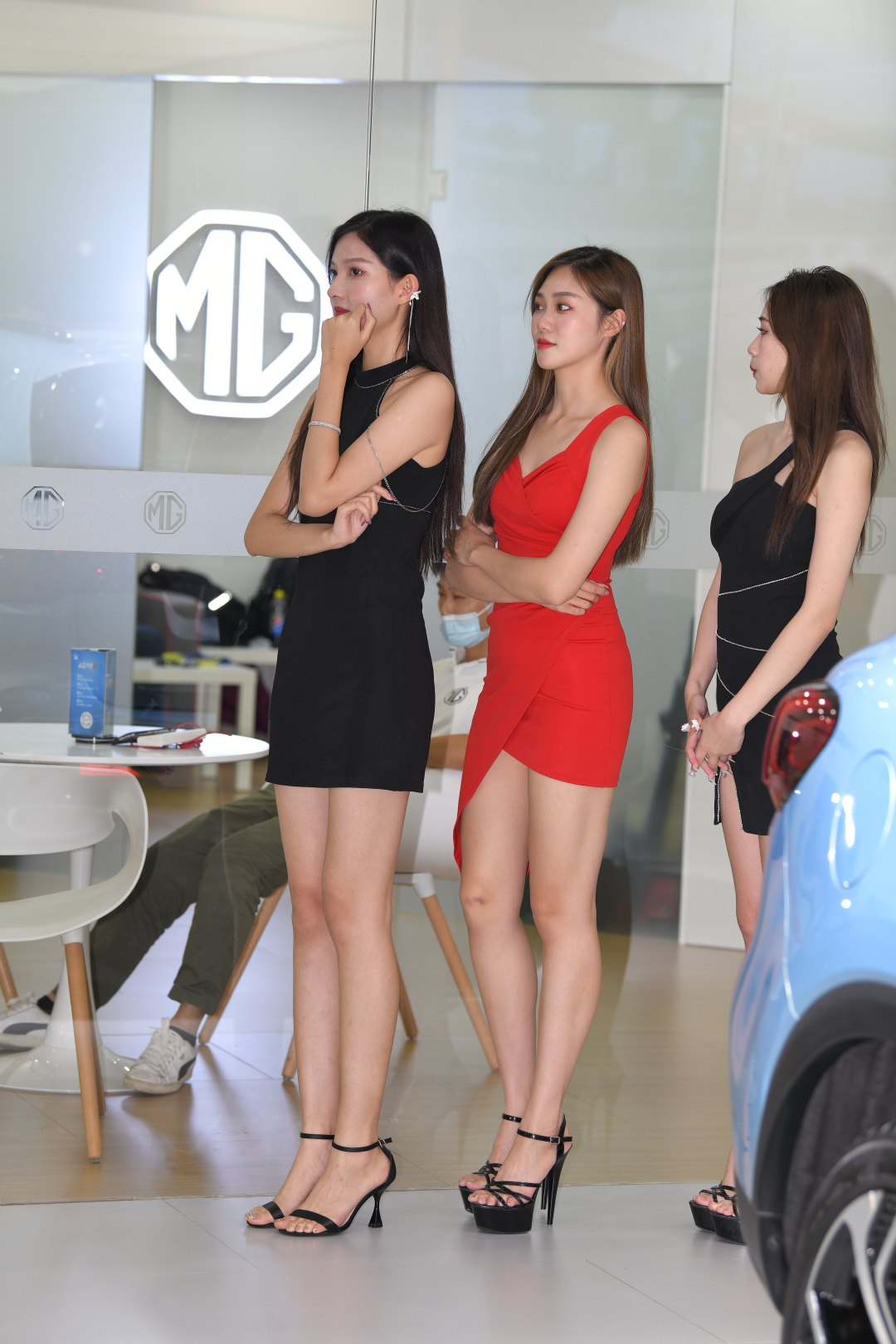 图片[4]-红黑裙车模高挑-图满多