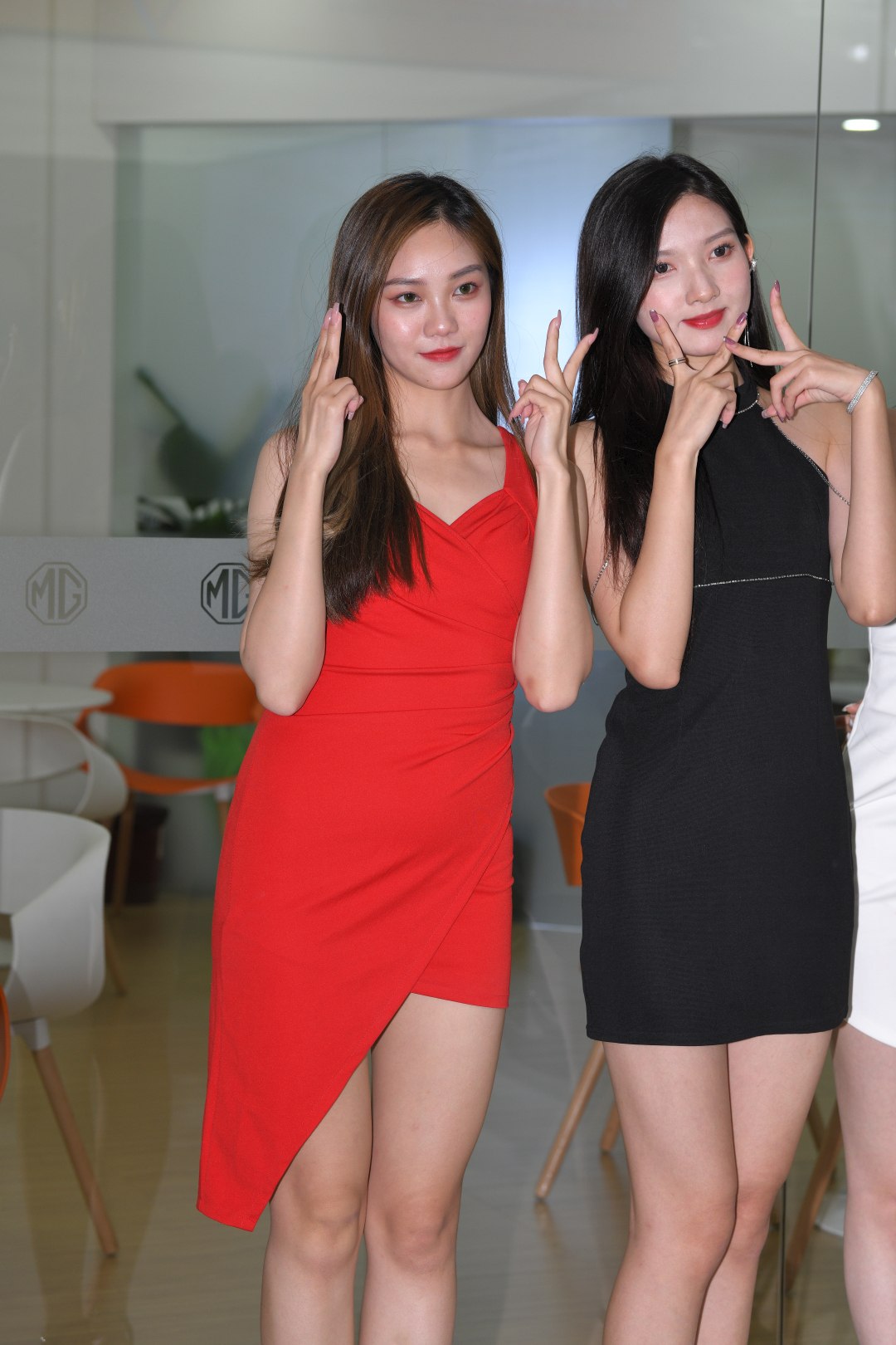 图片[7]-红黑裙车模高挑-图满多