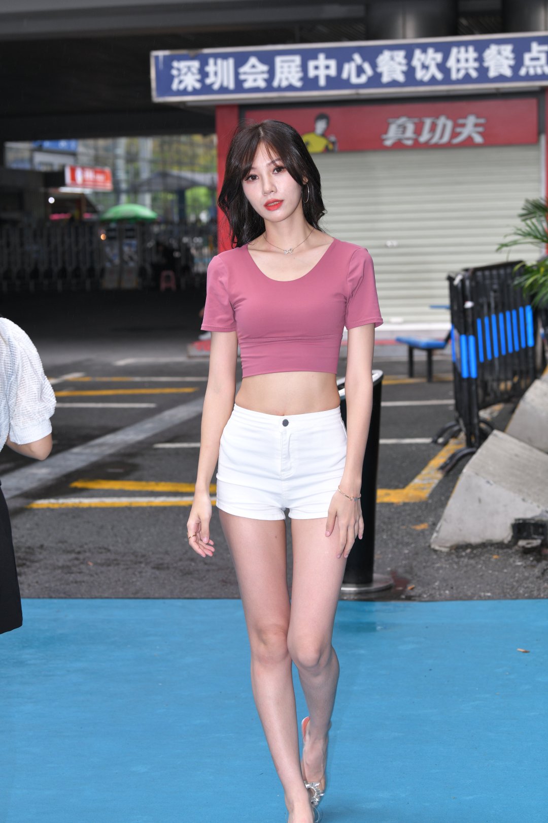 白短裤高跟鞋网红美女-图满多