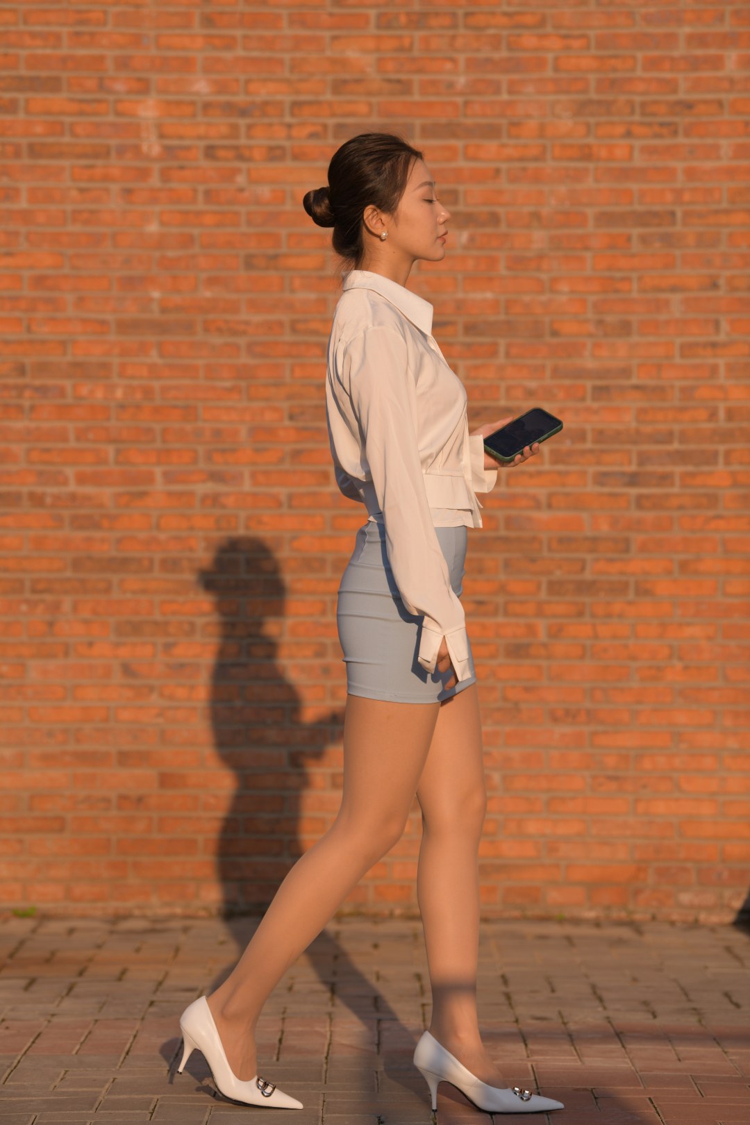 蓝裙制服丝袜美女-图满多