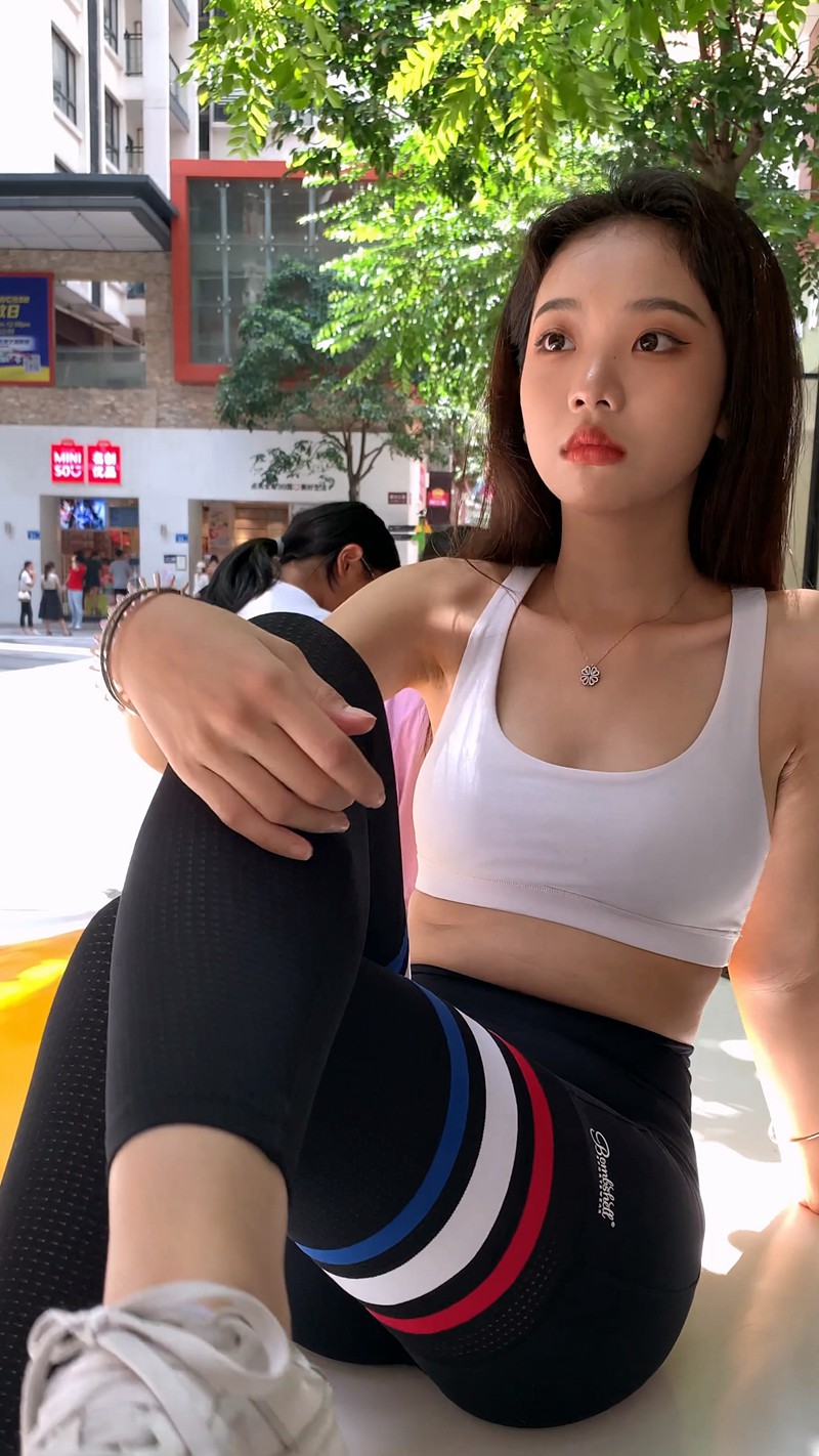 图片[4]-黑色瑜伽裤美女-图满多