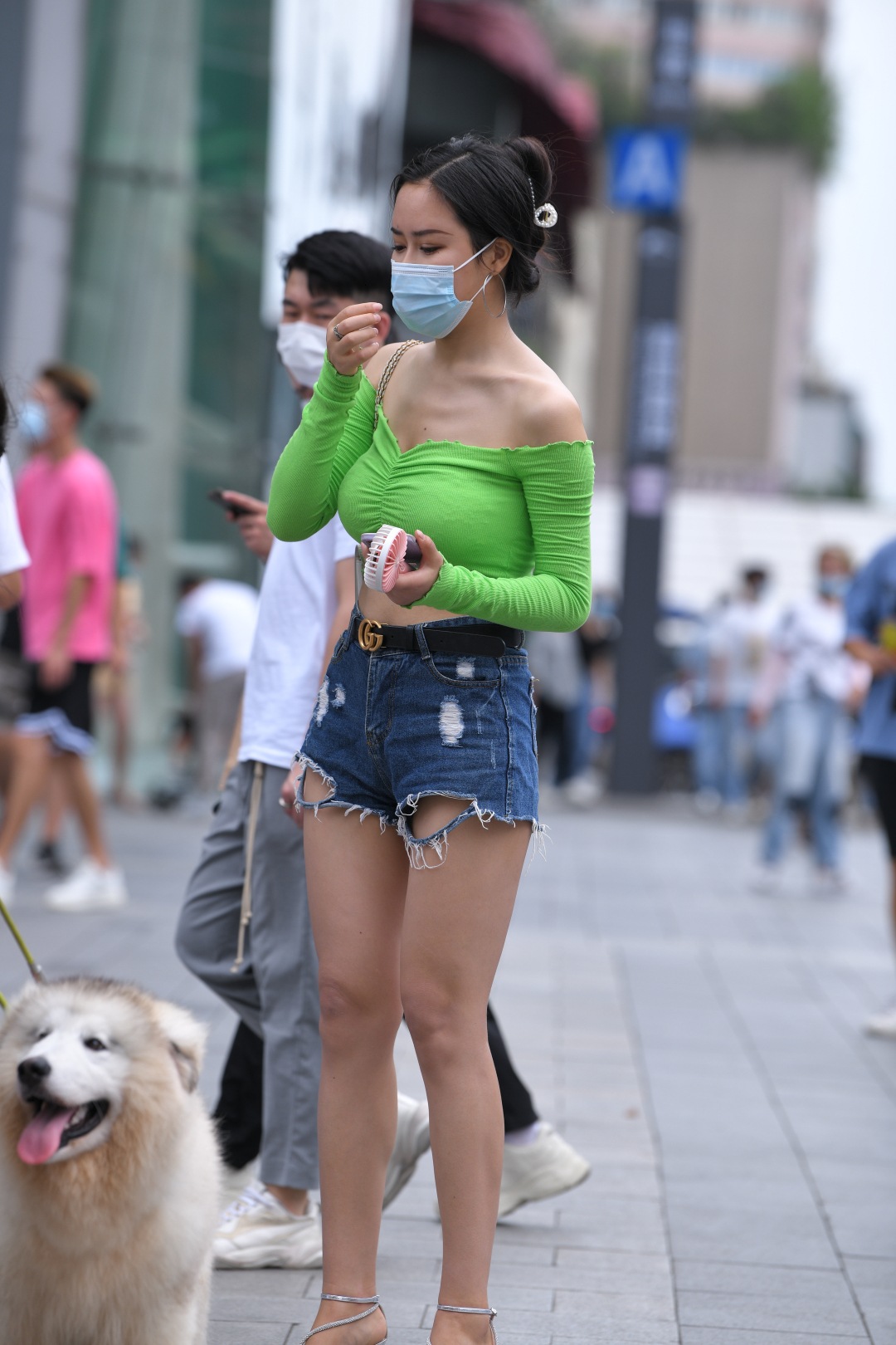 图片[2]-绿衣热裤高跟 露肩装美女-图满多