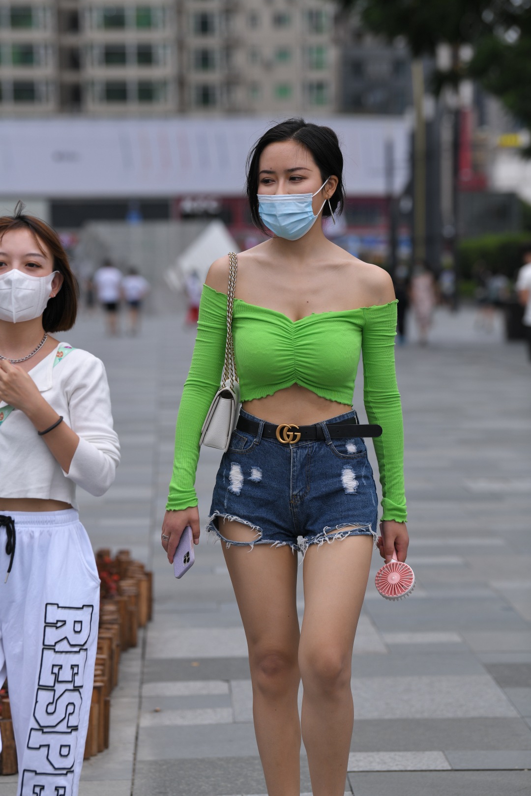 图片[4]-绿衣热裤高跟 露肩装美女-图满多