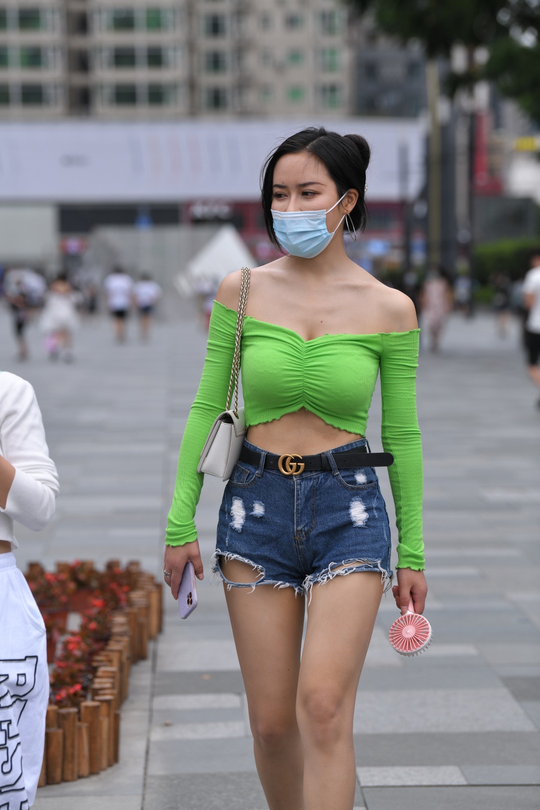 图片[5]-绿衣热裤高跟 露肩装美女-图满多