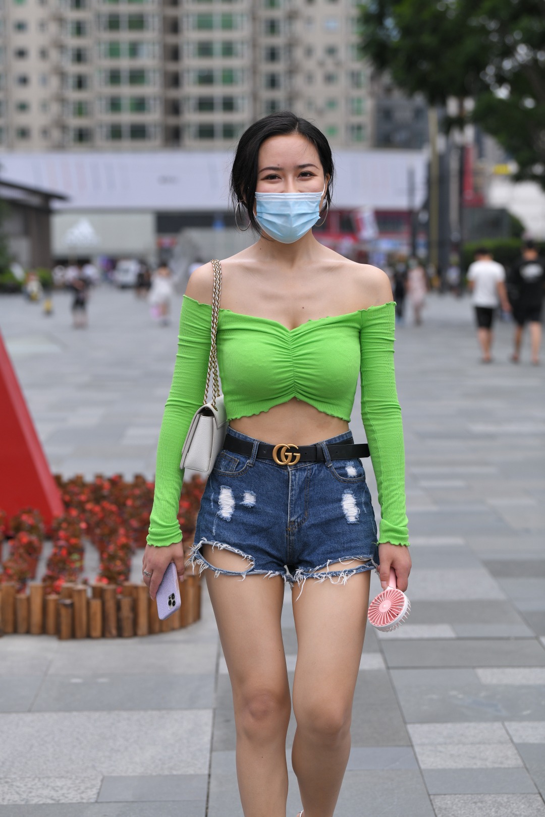 绿衣热裤高跟 露肩装美女-图满多