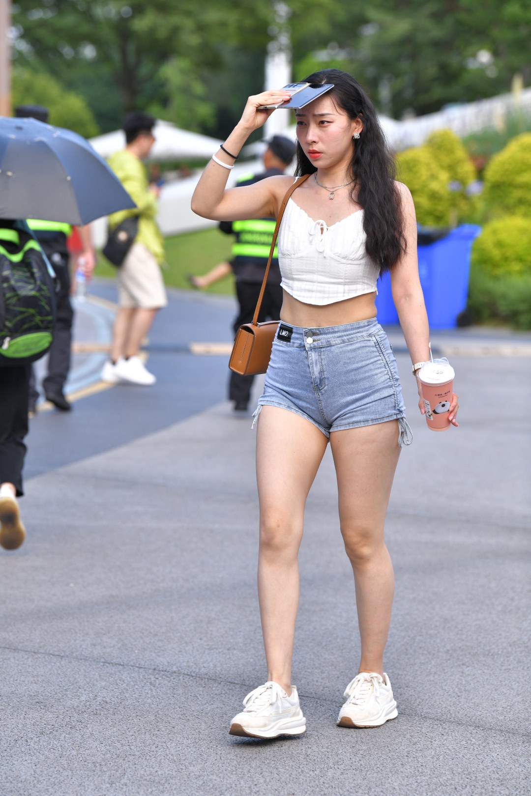 牛仔热裤好身材美腿美眉-图满多