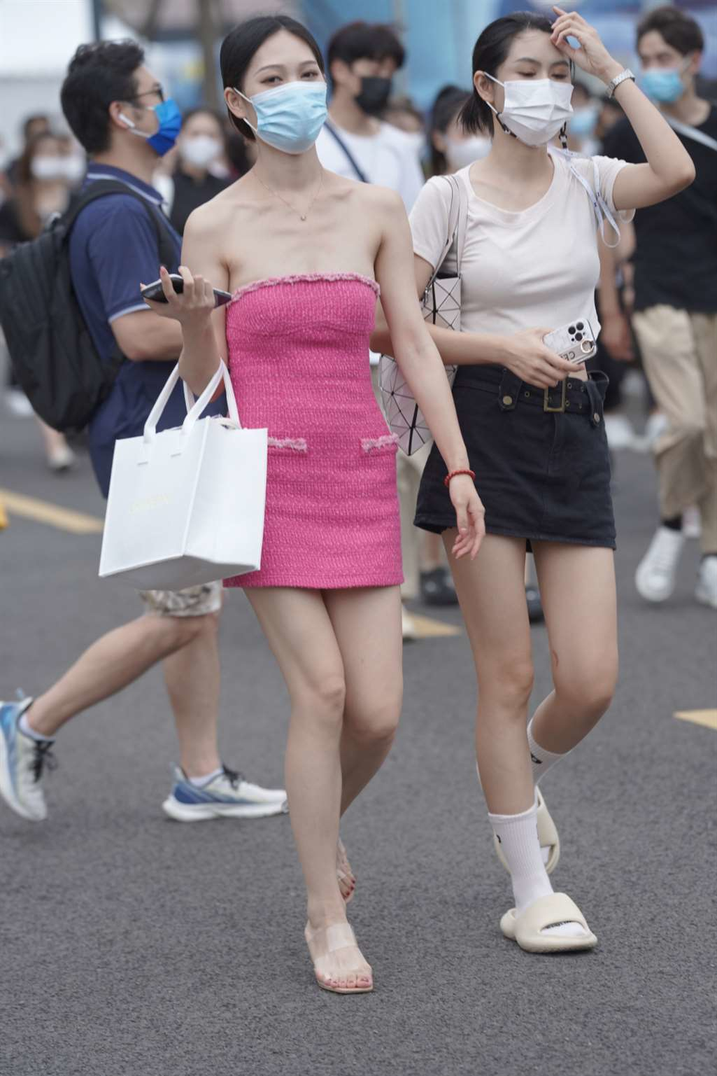 包臀裙露肩美腿美女-图满多