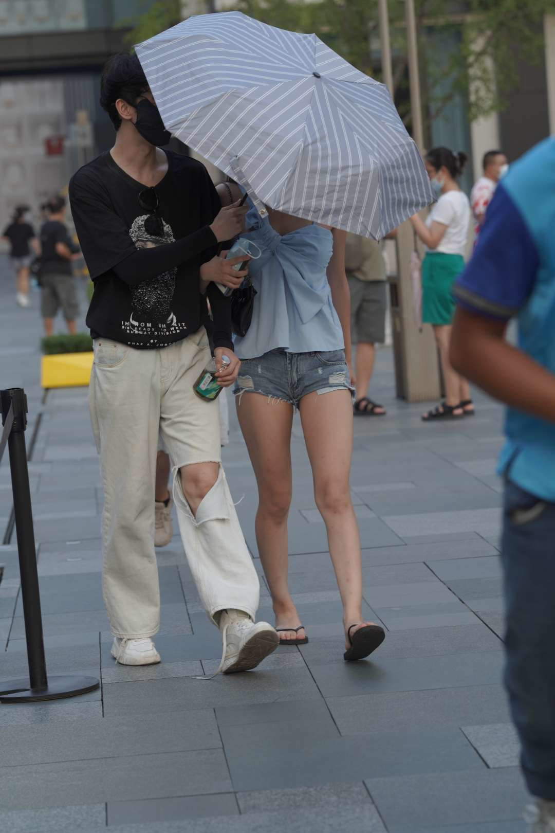 图片[6]-牛仔热裤美腿妹子-图满多