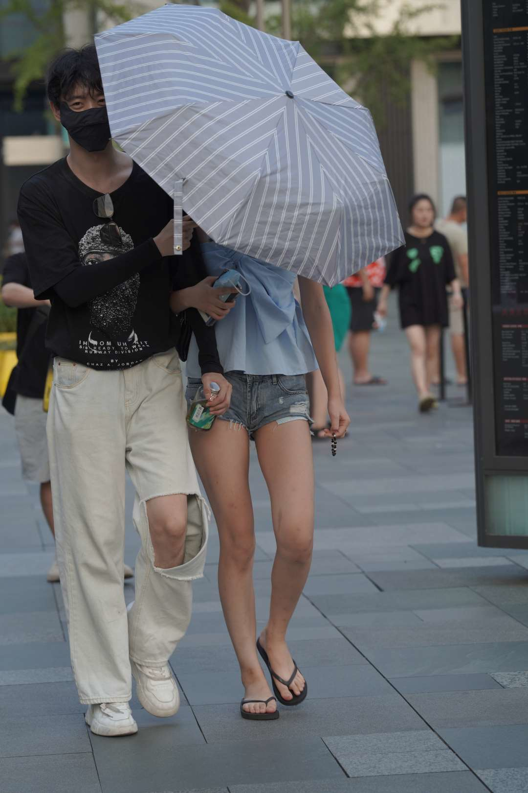 牛仔热裤美腿妹子-图满多